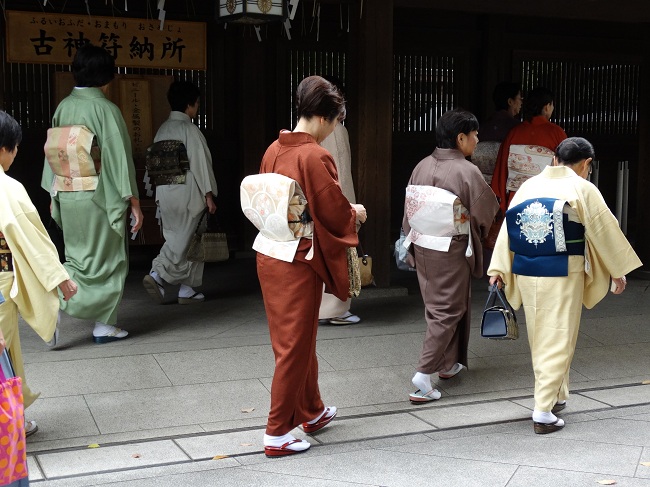 Doamnele trecute de prima tinerete au kimonouri simple