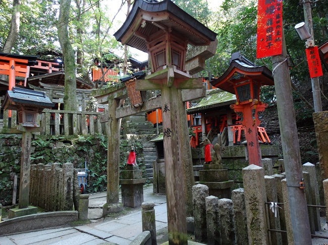 Mici altare vechi imprastiate prin padurea de langa Fushimi Inari