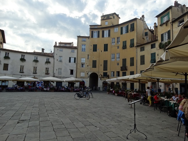 Lucca si Piazza dell'Anfiteatro