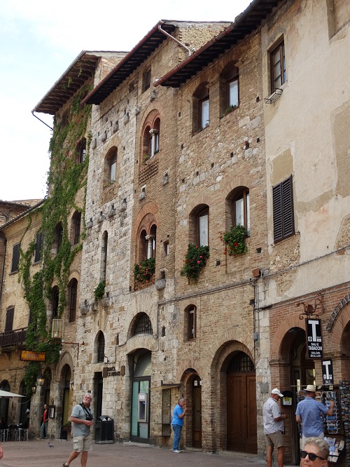 Intrari si ferestre boltite, in San Gimignano